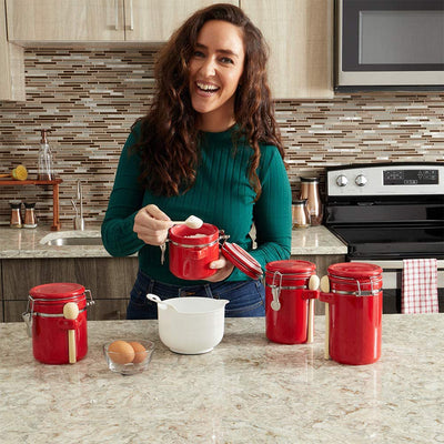 5 of 5:Home Basics Juego de recipientes de cocina de cerámica de 4 piezas con cuchara, rojo 