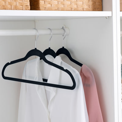 3 of 4:Lot de 25 cintres fins en velours noir Simplify 