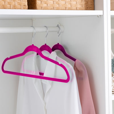 4 of 4:Paquete de 25 perchas delgadas para trajes de terciopelo en color fucsia de Simplify 