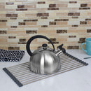 4 of 6:Égouttoir à vaisselle flexible multi-usages Home Basics en silicone et acier inoxydable, gris 