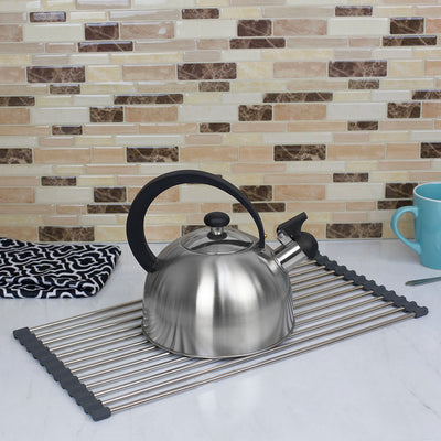 4 of 6:Égouttoir à vaisselle flexible multi-usages Home Basics en silicone et acier inoxydable, gris 