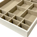 2 of 2:Bandeja para joyas PREMIUS de 4 secciones, gris-blanco, 10x7x1 pulgadas 