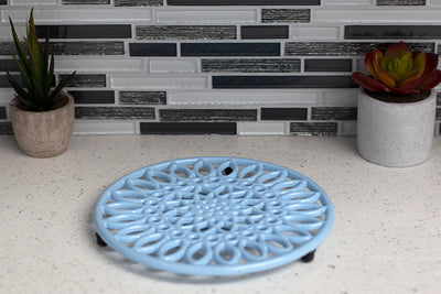 3 of 4:Dessous de plat en fonte robuste Sunflower de Home Basics, bleu clair 