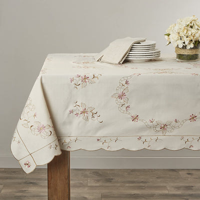 4 of 15:Mantel bordado de flores renacentistas 