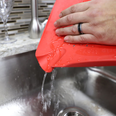 4 of 5:Passoire plate multi-usages pour évier Home Basics, planche à découper pour préparation des aliments, rouge 