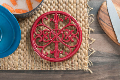 2 of 3:Dessous de plat en fonte Home Basics, collection Fleur de Lis, rouge 
