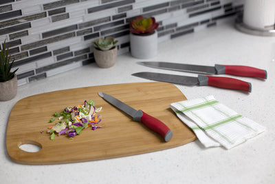 5 of 5:Home Basics Juego de cuchillos de acero inoxidable con mangos antideslizantes y refuerzo protector, rojo 