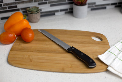 5 of 5:Home Basics 8 Cuchillo para pan de acero inoxidable con mango de baquelita contorneado, negro 