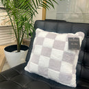 8 of 8:Coussin en fausse fourrure à carreaux Raceway, 50 x 50 cm 