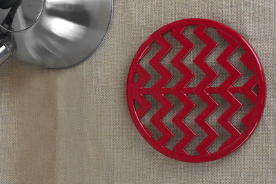 5 of 8:Dessous de plat en fonte à chevrons Home Basics, rouge, 20 x 13 cm 